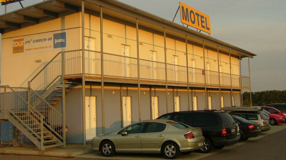 Motel mit Parkplatz